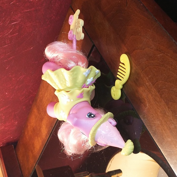 2007 Hasbro My Little Pony w/Hat, Outfit , Pull Along Pup & Comb - Picture 5 of 8
